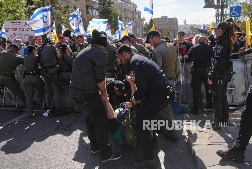 Demonstran bentrok dengan polisi saat protes terhadap Perdana Menteri Benjamin Netanyahu di Yerusalem pada Rabu, 19 Maret 2025.