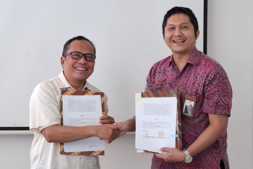 Direktur Republika Nur Hasan Murtiaji (kiri) bersama Direktur Infrastruktur Ekosistem Syariah KNEKS Sutan Emir Hidayat usai menandatangani kesepakatan kerja sama penyelenggaraan Anugerah Syariah Republika 2025 dan Anugerah Adinata Syariah 2025 di Kantor Republika, Jakarta, Jumat (21/3/2025).