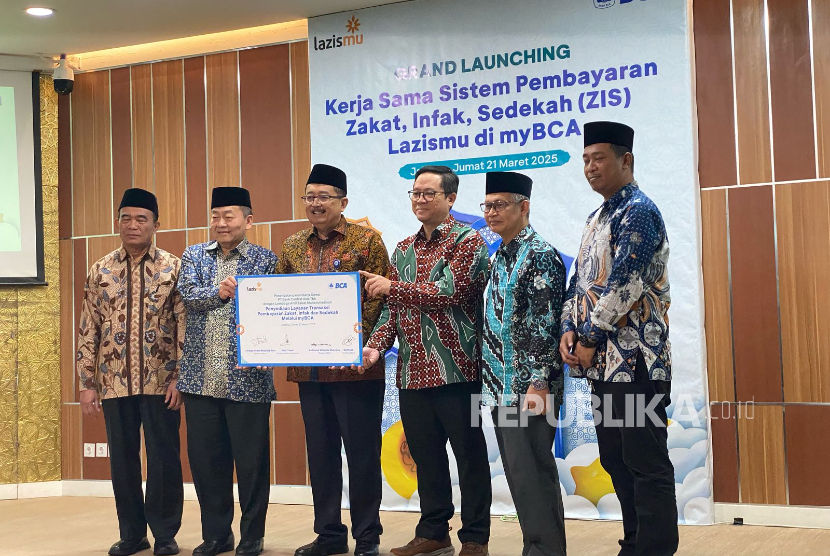 Launching kerja sama sistem pembayaran zakat, infak, sedekah (ZIS) Lazismu dan BCA di Gedung Pimpinan Pusat Muhammadiyah, Jakarta Pusat, Jumat (21/3/2025). 