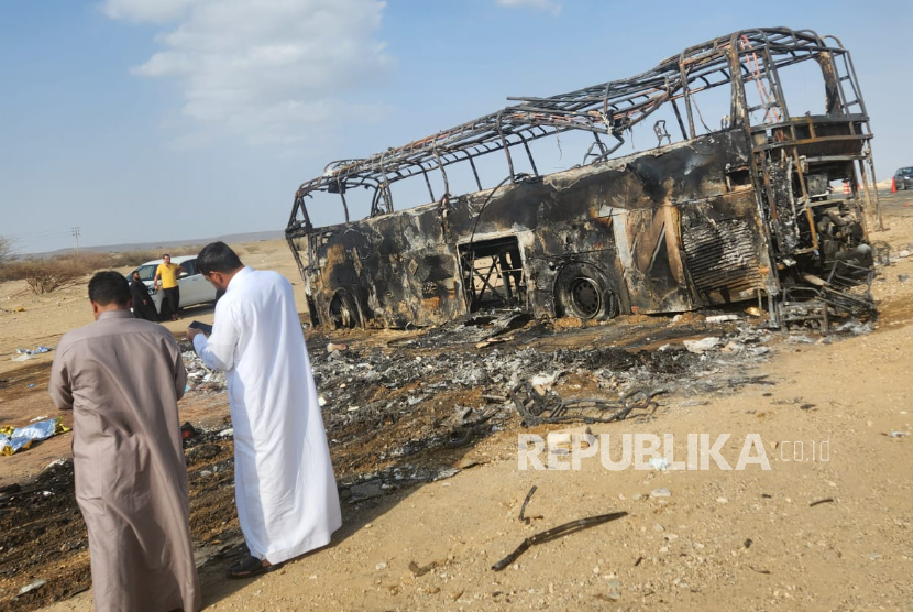 Bus jamaah umroh Indonesia mengalami kecelakaan dan terbakar di Jeddah, Kamis (20/3/2025).