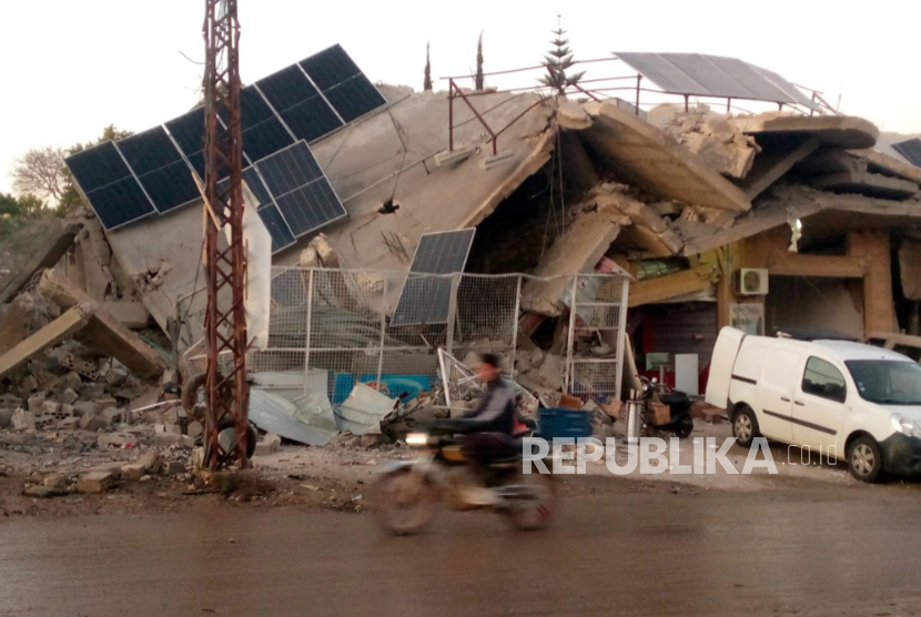 Bangunan rusak setelah menjadi sasaran serangan udara Israel di desa Touline, Lebanon selatan, 22 Maret 2025.