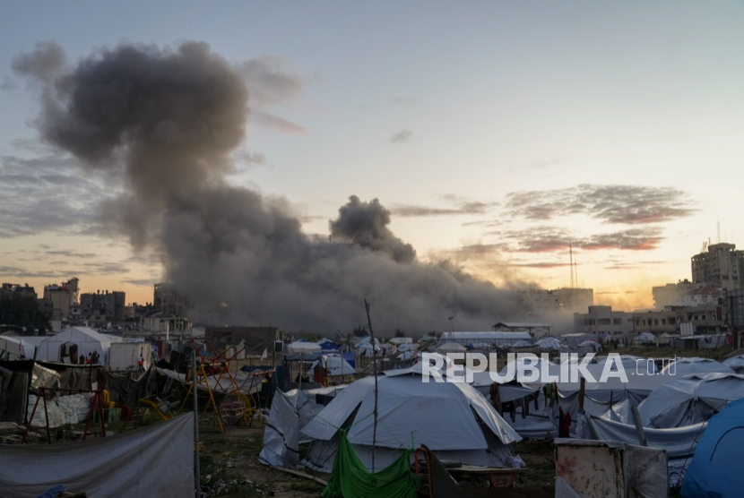 Asap mengepul dari sebuah bangunan yang menjadi sasaran serangan tentara Israel di Kota Gaza, Sabtu, 22 Maret 2025.