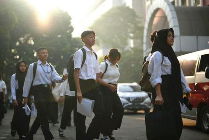 Calon peserta didik SMA Kemala Taruna Bhayangkara sebelum menjalani ujian di UIN Syarif Hidayatullah Jakarta.