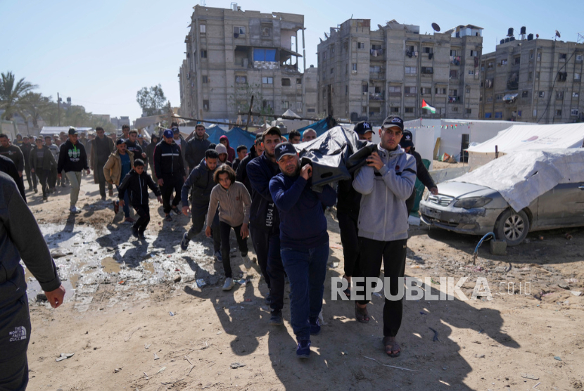 Warga Palestina membawa jenazah Ismail Barhoum, anggota biro politik Hamas yang syahid dalam serangan tentara Israel di Khan Younis, Jalur Gaza, Senin, 24 Maret 2025. 