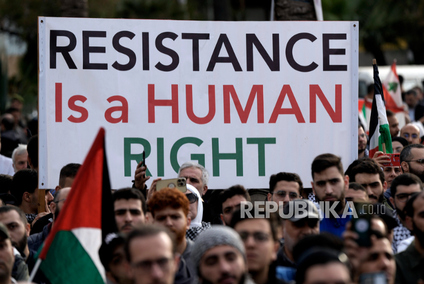 Demonstran memegang spanduk saat protes mengutuk operasi militer Israel di Jalur Gaza (ilustrasi). Ribuan warga Inggris menggelar unjuk rasa di depan Kedutaan Besar (Kedubes) Israel di London pada Jumat (22/8/2025). 