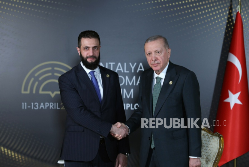 Presiden Turki Recep Tayyip Erdogan dan Presiden sementara Suriah Ahmed al-Sharaa berjabat di sela Forum Diplomasi Antalya (ADF 2025) di Antalya, Turki, 11 April 2025.