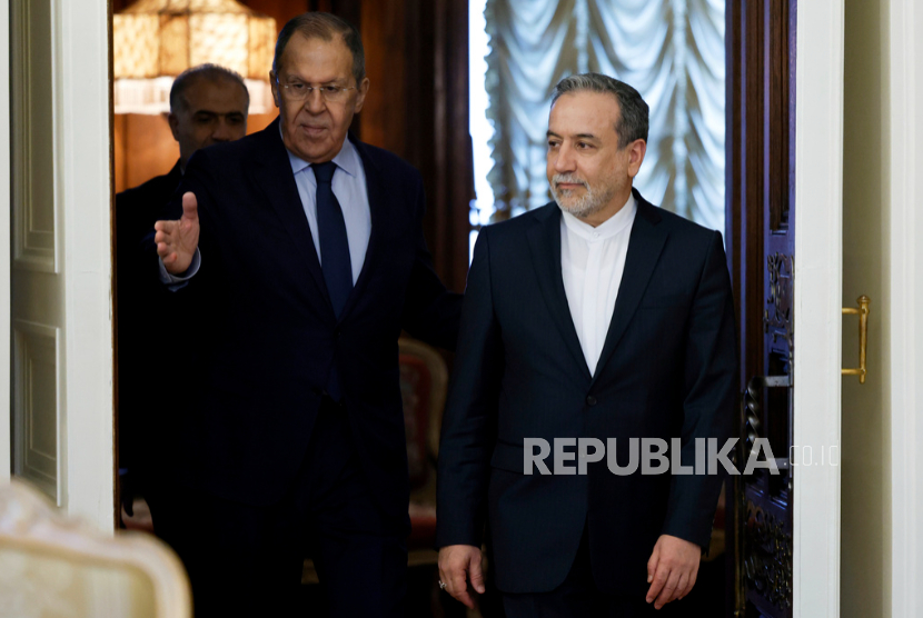 Menteri Luar Negeri Iran Abbas Araghchi dan Menteri Luar Negeri Rusia Sergey Lavrov usai pertemuan mereka di Moskow, Rusia, Jumat, 18 April 2025.