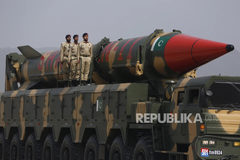 Rudal Shaheen III dan Ghauri yang mempu membawa hulu ledak nuklir dipamerkan di Islamabad pada 23 Maret 2022. 