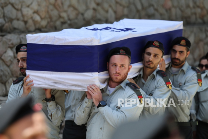 Tentara Israel menghadiri pemkaman rekannya yang tewas di Gaza, di pemakaman militer Mount Herzl di Yerusalem, 27 April 2025. 