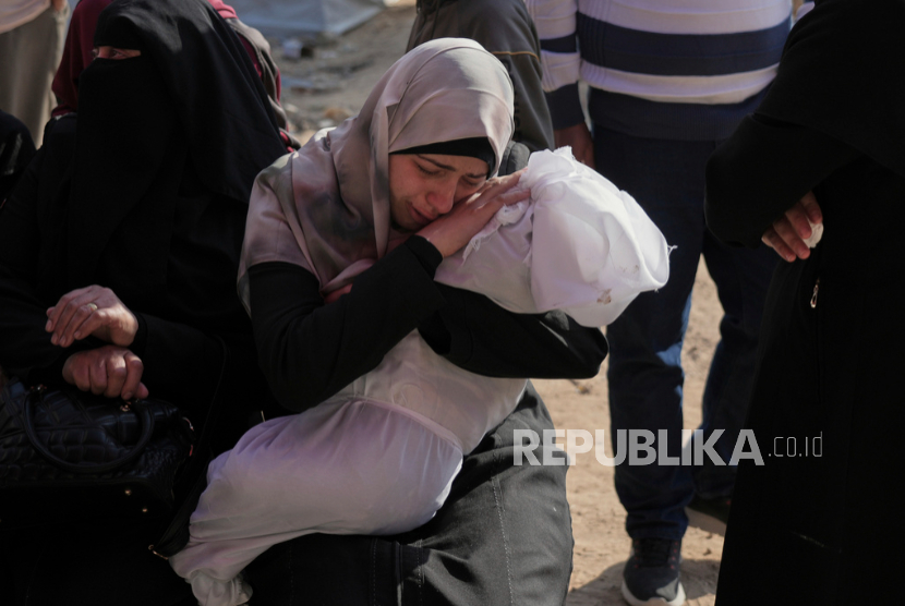 Heba Shakura berduka atas putranya Islam Abu Mahdi yang syahid akibat serangan udara Israel, saat pemakamannya di RS Indonesia di Beit Lahia, Jalur Gaza utara, Senin, 28 April 2025.