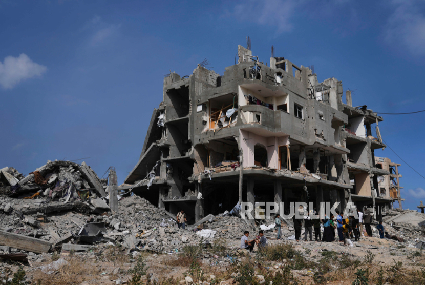 Warga Palestina melihat kerusakan pasca serangan udara tentara Israel di Beit Lahia, Jalur Gaza utara, Senin, 28 April 2025.