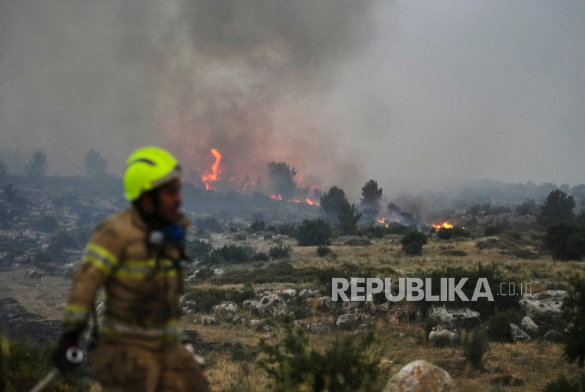 Seorang petugas pemadam kebakaran Israel bekerja saat kebakaran hutan terjadi di dekat Yerusalem, Rabu, 30 April 2025. 