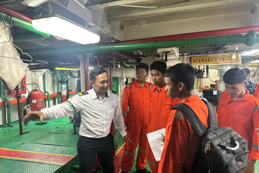 ASDP menggelar program “ASDP Mengajar” dalam rangka Hardiknas.
