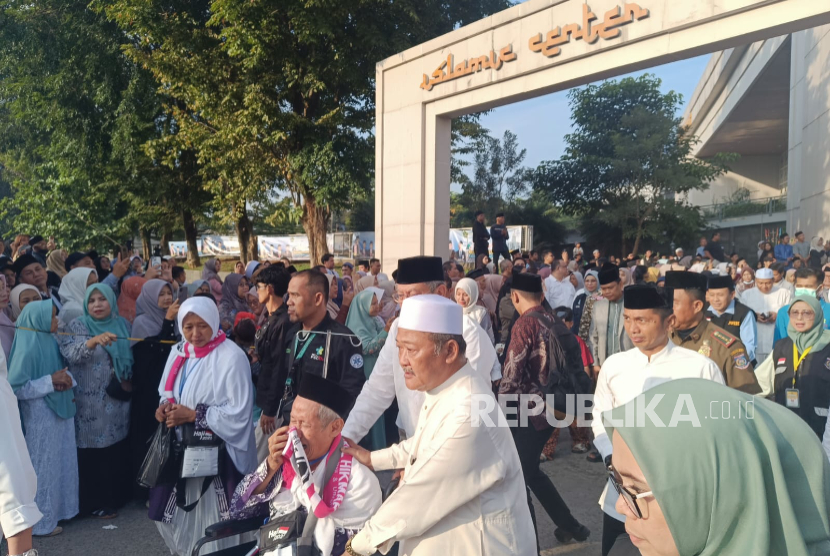 Pelepasan kloter pertama calon jamaah haji Tangerang Selatan di Islamic Center Baiturrahmi, Serpong, Tangsel, Sabtu (3/5/2025). 