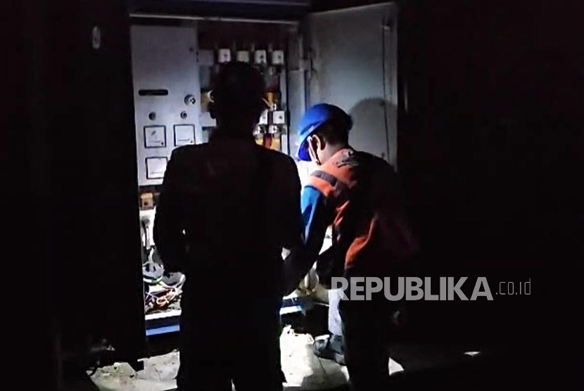 Petugas PLN memastikan jaringan distribusi aman untuk pemulihan masuknya tegangan listrik.