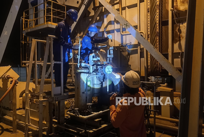 Petugas PLN Bali saat melakukan perbaikan sistem kelistrikan pada Jumat (2/5) malam