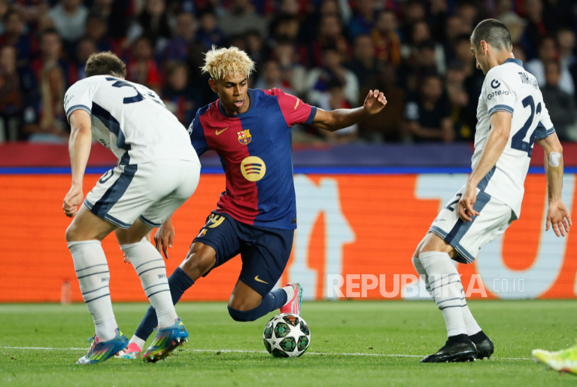 Lamine Yamal dari Barcelona mengelabui pemain Inter Milan dalam pertandingan semifinal Liga Champions UEFA di Stadion Olimpiade Lluis Companys di Barcelona, ??Spanyol, Rabu, 30 April 2025.