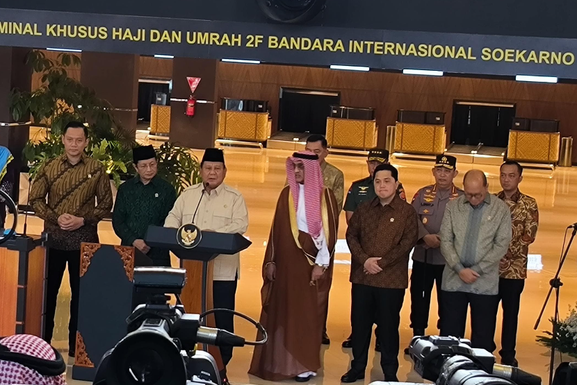 Presiden Republik Indonesia (RI), Prabowo Subianto saat pidato dalam peresmian Terminal Khusus Haji dan Umroh di Terminal 2F, Bandar Udara Internasional Soekarno Hatta (Soetta), Tangerang, Banten, Ahad (4/5/2025). 