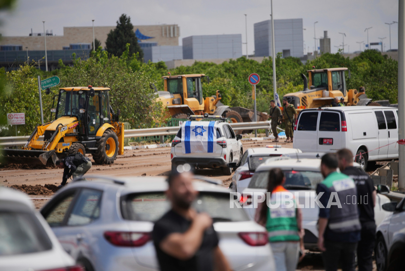 Pasukan keamanan Israel memeriksa lokasi jatuhnya proyektil yang ditembakkan Kelompok Houthi Yaman mendarat di area Bandara Internasional Ben Gurion dekat Tel Aviv, Israel, pada Ahad, 4 Mei 2025.