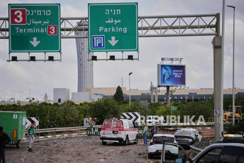 Pasukan keamanan Israel memeriksa lokasi jatuhnya proyektil yang ditembakkan Kelompok Houthi Yaman mendarat di area Bandara Internasional Ben Gurion dekat Tel Aviv, Israel, pada Ahad, 4 Mei 2025.