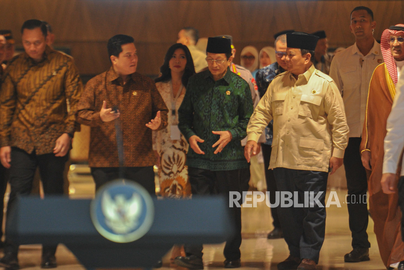 Presiden Prabowo Subianto didampingi Menteri BUMN Erick Thohir, Menteri Agama Nasaruddin Umar, Menko Bidang Infrastruktur dan Pembangunan Kewilayahan Agus Harimurti Yudhoyono, dan Menteri Investasi dan Hilirisasi sekaligus CEO Danantara Rosan Roeslani saat meresmikan Terminal Khusus Haji dan Umroh di Terminal 2F, Bandar Udara Internasional Soekarno-Hatta (Soetta), Tangerang, Banten, Ahad (4/5/2025).