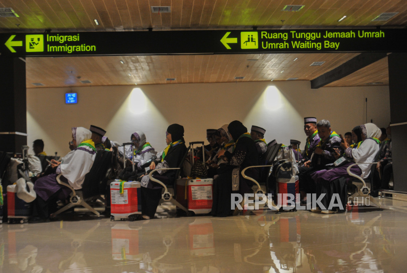 Calon jamaah haji menunggu keberangkatan di ruang tunggu Terminal Khusus Haji dan Umrah 2F Bandara Internasional Soekarno-Hatta, Tangerang, Banten, Ahad (4/5/2025).