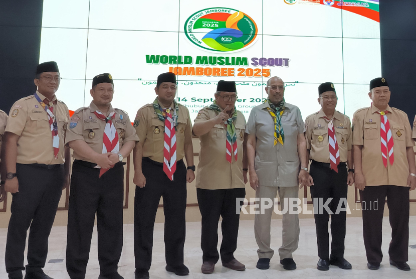 Sekretaris Jenderal World Islamic Union for Scouts and Youth (WIUSY) Zuhair Hussein Ghunaim dan Ketua Panitia Peringatan 100 Tahun Pondok Modern Darussalam Gontor Prof KH Husnan Bey Fananie di Pondok Pesantren Darunnajah, Jakarta, Senin (5/5/2025). 