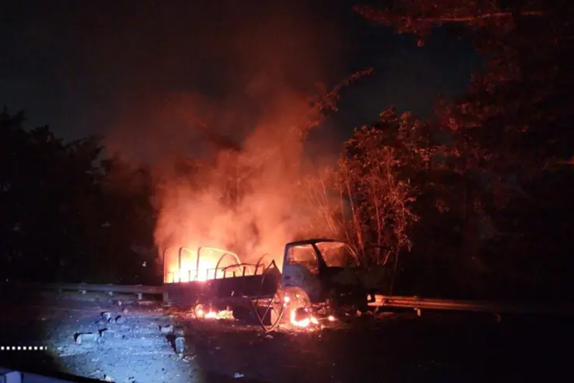 Penampakan truk TNI AD terbakar di Tol Gempol arah Pandaan pada Senin (5/5/2025) malam.