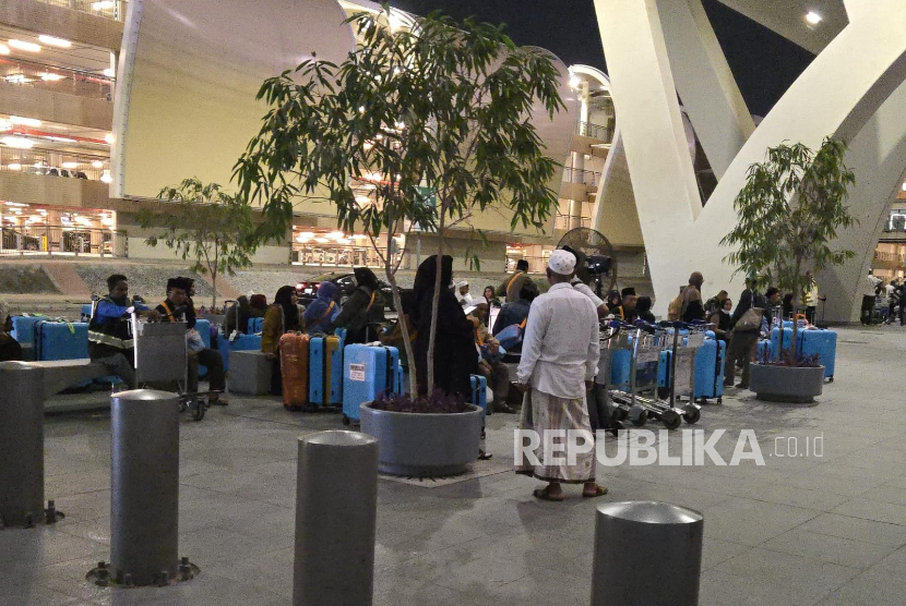 Jamaah asal Madura tiba di Jeddah pada Sabtu (3/5/2025) untuk melaksanakan ibadah haji tanpa visa haji. Mereka berangkat ke Tanah Suci menggunakan visa ziarah.