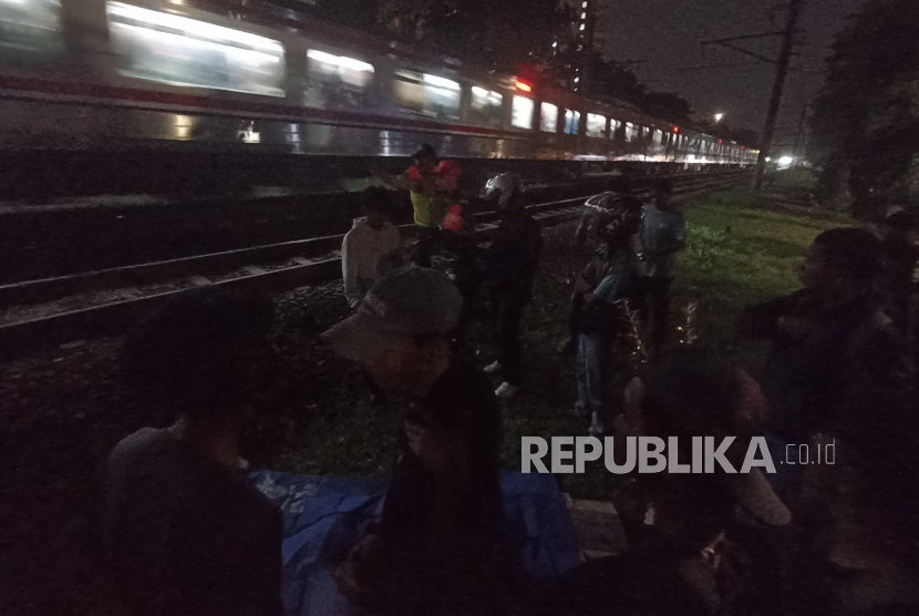 Pengamen Gerobak Beserta Anak Balitanya Tewas Tertabrak KRL di Rawajati