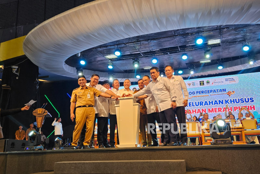 Beberapa menteri Kabinet Merah Putih, bersama Gubernur dan Wakil Gubernur Jawa Tengah, menghadiri acara 