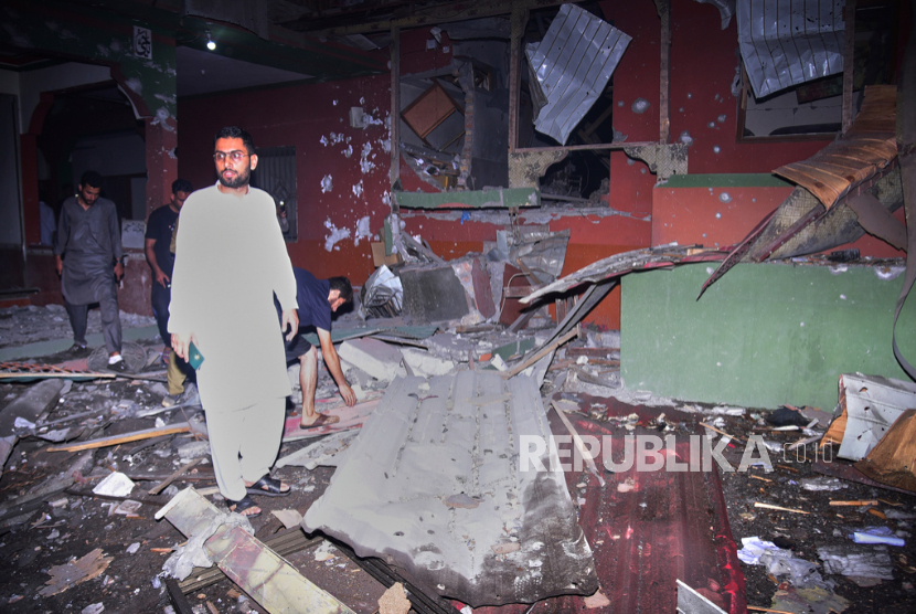 Penduduk setempat memeriksa sebuah bangunan yang rusak akibat serangan rudal India di dekat Muzaffarabad, ibu kota Kashmir yang dikuasai Pakistan, pada Rabu, 7 Mei 2025.