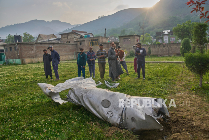 Puing-puing pesawat tergeletak di kompleks masjid di Pampore di distrik Pulwama, Kashmir yang dikuasai India, Rabu, 7 Mei 2025.