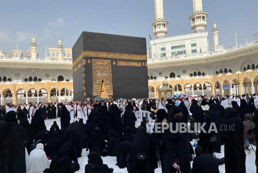 Calon jamaah haji mulai memadati Masjidil Haram di Makkah, Arab Saudi, Kamis (8/5/2025). Penggunaan obat penunda haid bagi perempuan yang menunaikan ibadah haji hukumnya diperbolehkan secara syariat.