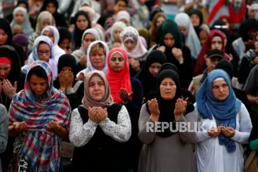 Muslim berdoa di Munich, Jerman.