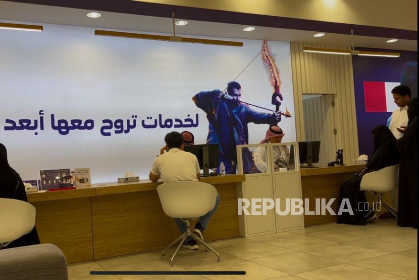Gerai provider telekomunikasi di Makkah, Arab Saudi, Sabtu (10/5/2025). Jamaah haji Indonesia bisa mendapatkan nomor lokal Saudi di sini