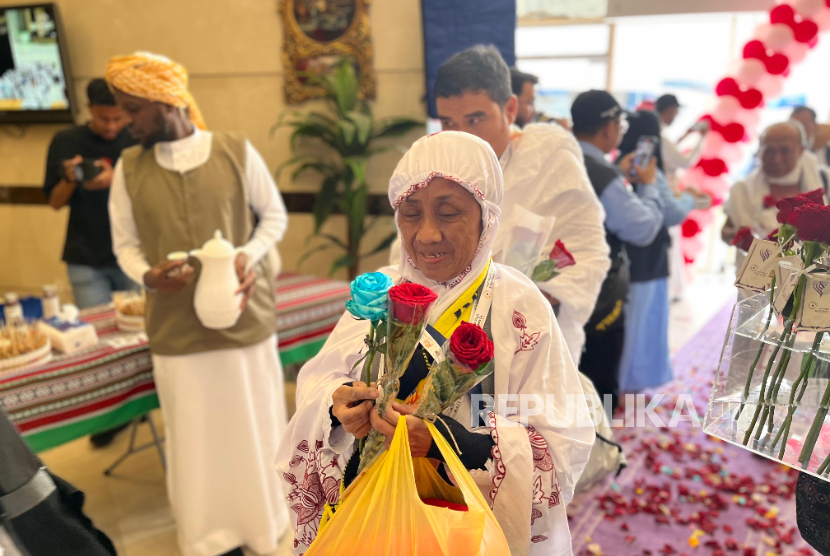 Jamaah haji Indonesia kloter JKG 01 dari Madinah tiba di Makkah pada Sabtu (15/5/2025) pukul 14.00 waktu Arab Saudi. Jamaah disambut dengan shalawat badar, bunga mawar, minuman serta aneka makanan ringan.