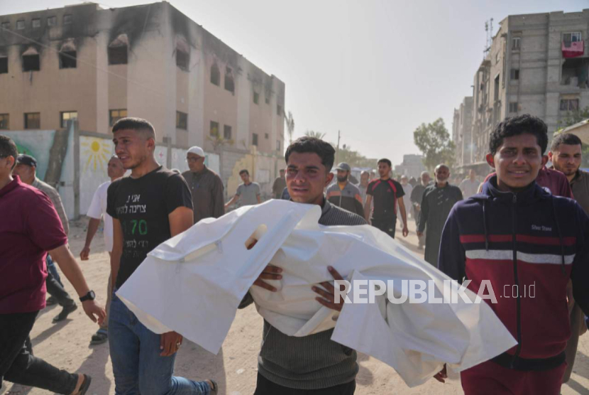 Warga Palestina membawa jenazah mereka yang syahid akibat serangan udara Israel, di Khan Younis, Jalur Gaza, Ahad, 11 Mei 2025. 