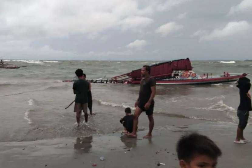 Kapal yang ditumpangi oleh para wisatawan yang habis berkunjung ke Pulau Tikus Kota Bengkulu terdampar akibat mengalami kebocoran pada Ahad (11/5/2025). 