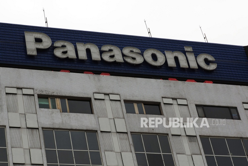 Logo Panasonic Corp. Jepang terlihat di atas sebuah gedung di Taipei, Taiwan, 28 November 2019. Panasonic Holdings akan memangkas 10 ribu pekerja.