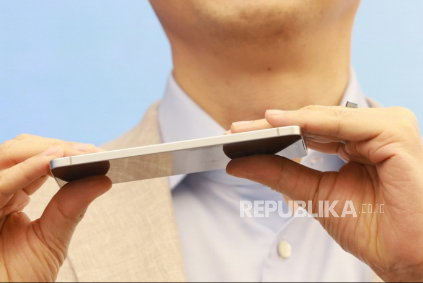 Lim Seong-taek, wakil presiden eksekutif Samsung Electronics Co. yang bertanggung jawab atas penjualan dan pemasaran di Korea Selatan, memperkenalkan telepon pintar Galaxy S25 Edge baru milik perusahaan tersebut selama acara media di Seoul, Korea Selatan, 13 Mei 2025, untuk mengungkap produk yang menampilkan desain sangat tipis, teknologi kamera canggih, dan kecerdasan buatan.