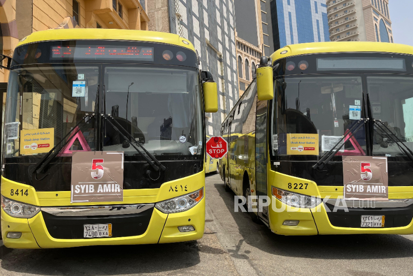 Bus Shalawat di Terminal Syib Amir, Makkah, Arab Saudi, Senin (12/5/2025). Bus Shalawat beroperasi 24 jam untuk antar-jemput jamaah haji Indonesia ke Masjidil Haram.
