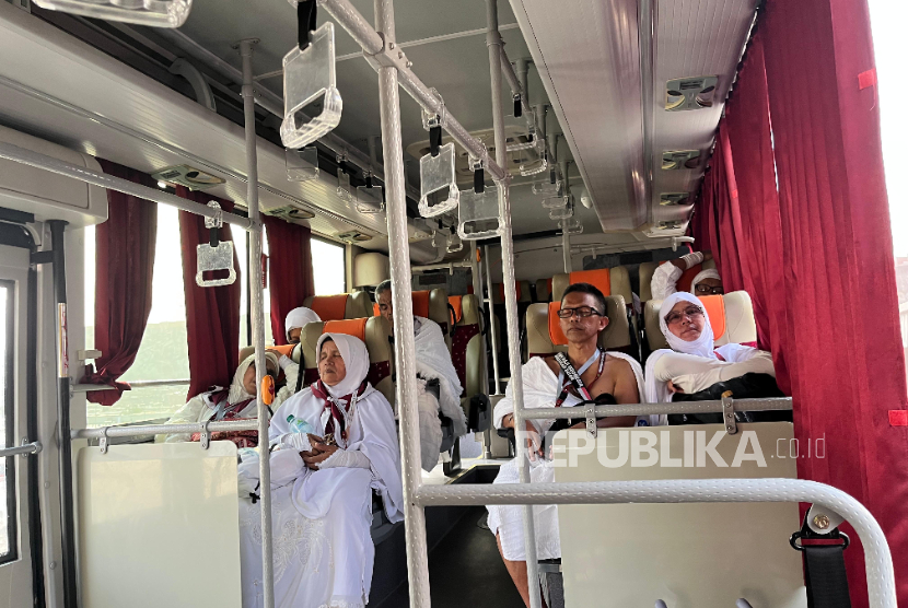 Jamaah haji Indonesia di dalam bBus Shalawat di Terminal Syib Amir, Makkah, Arab Saudi, Senin (12/5/2025). Bus Shalawat beroperasi 24 jam untuk antar-jemput jamaah haji ke Masjidil Haram.