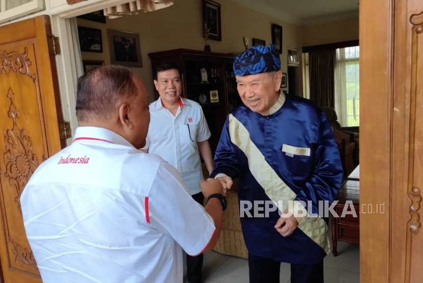 Foto dokumentasi Eddie Marzuki Nalapraya (kanan) saat berjumpa dengan Ketua Umum KONI Pusat Marciano Norman. 