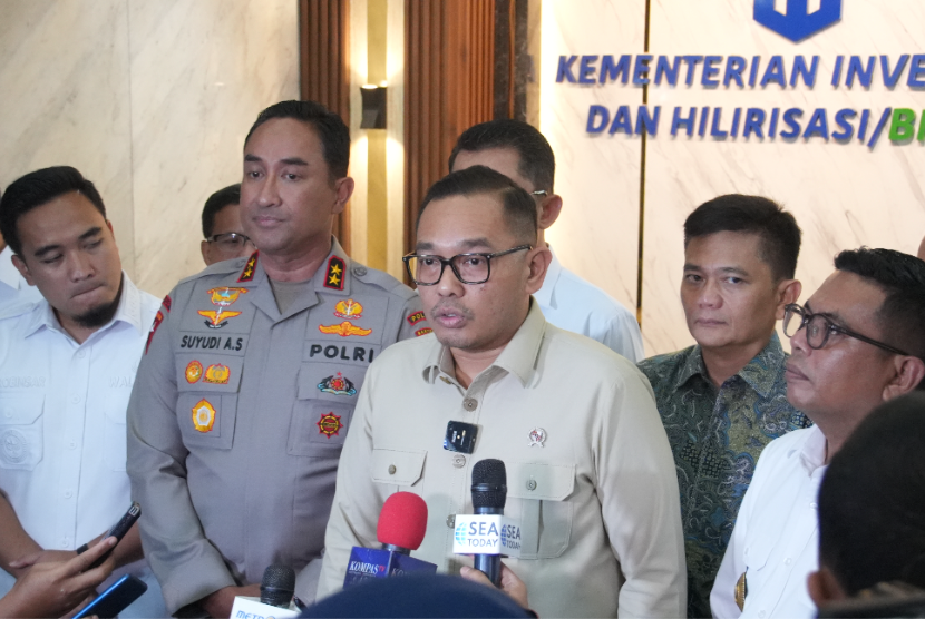  Wakil Menteri Investasi dan Hiilirisasi Todotua Pasaribu menyampaikan keterangan usai menggelar pertemuan dengan Kadin Cilegon dan Chandra Asri di Jakarta, Rabu (14/5/2025).