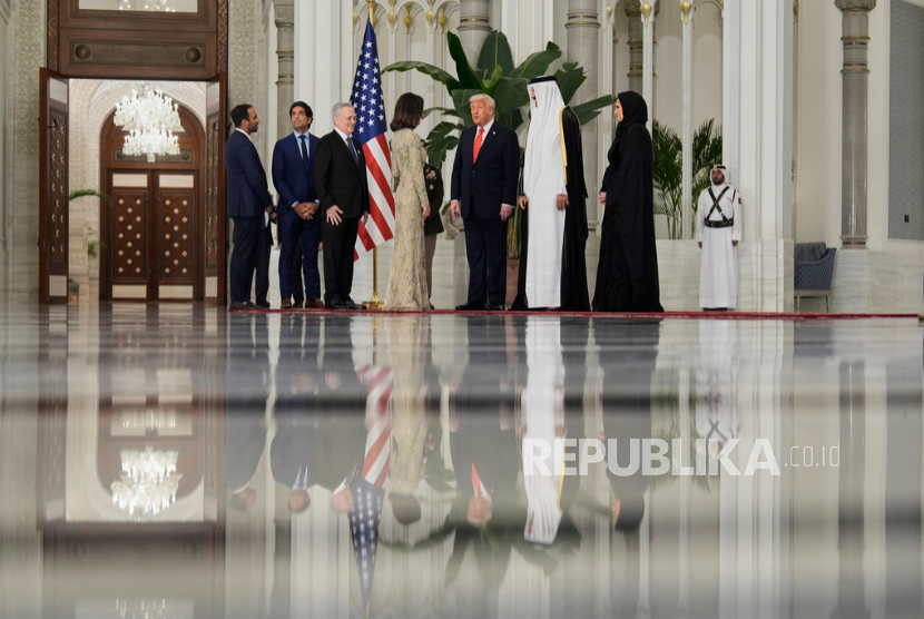 Emir Qatar Sheikh Tamim bin Hamad Al Thani menyambut Presiden Donald Trump di Amiri Diwan di Doha, Qatar, Rabu, 14 Mei 2025.