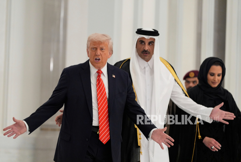 Emir Qatar Sheikh Tamim bin Hamad Al Thani menyambut Presiden AS Donald Trump di Amiri Diwan di Doha, Qatar, Rabu, 14 Mei 2025.