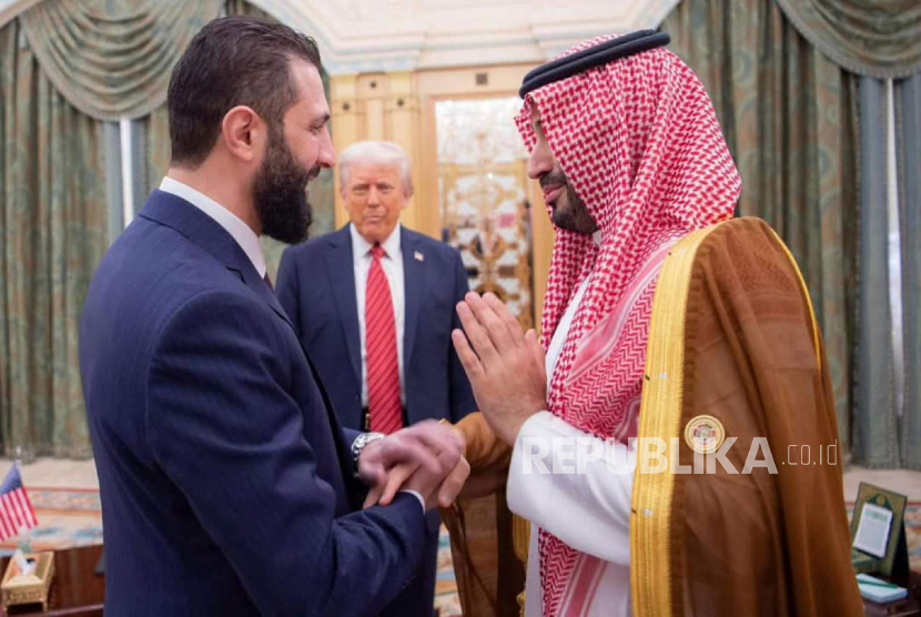 Presiden AS Donald Trump bertemu Pangeran Saudi Mohammed bin Salman dan Presiden sementara Suriah Ahmad al-Sharaa, di Riyadh, Arab Saudi, Rabu, 14 Mei 2025.