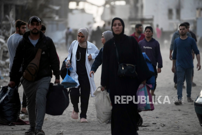 Warga Palestina mengungsi setelah tentara Israel mengeluarkan peringatan evakuasi untuk beberapa sekolah dan rumah sakit di lingkungan Rimal Kota Gaza, Rabu, 14 Mei 2025.