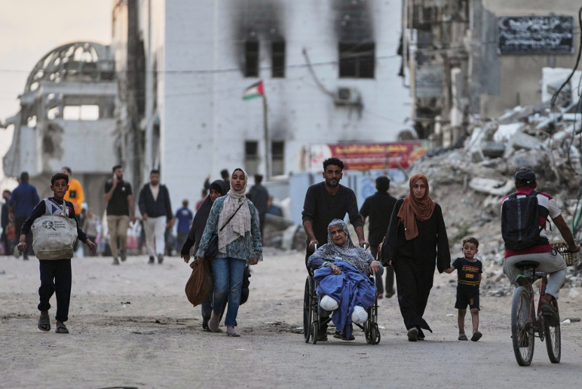 Warga Palestina mengungsi setelah tentara Israel mengeluarkan peringatan evakuasi untuk beberapa sekolah dan rumah sakit di lingkungan Rimal Kota Gaza, Rabu, 14 Mei 2025.